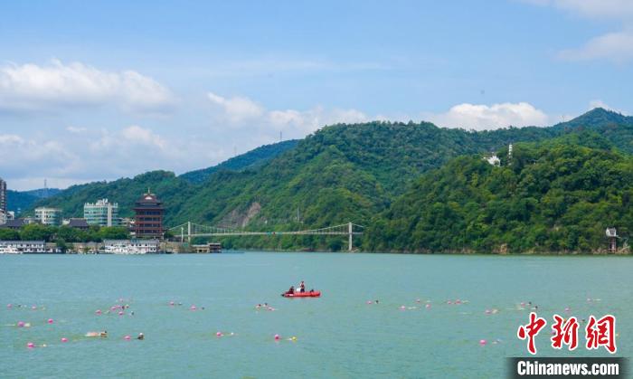 浙江杭州：近2000名“泳士”抢渡富春江，展现绿