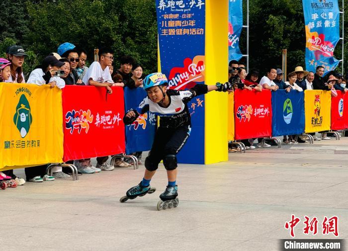 2024青海青少年轮滑锦标赛开赛 新增轮滑球项目引