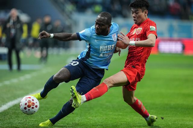 卫冕冠军上海海港三战两负，大连英博主场告捷