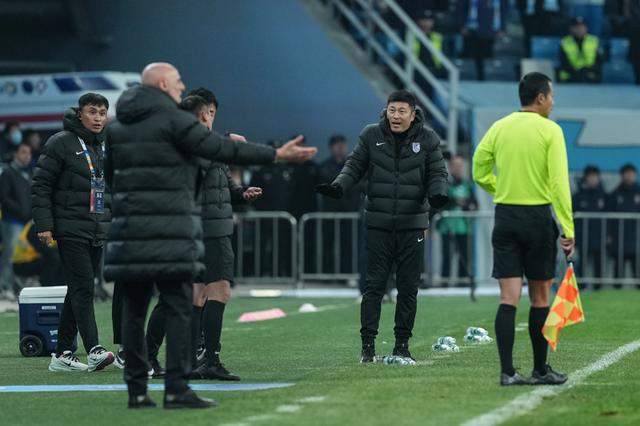 卫冕冠军上海海港三战两负，大连英博主场告捷