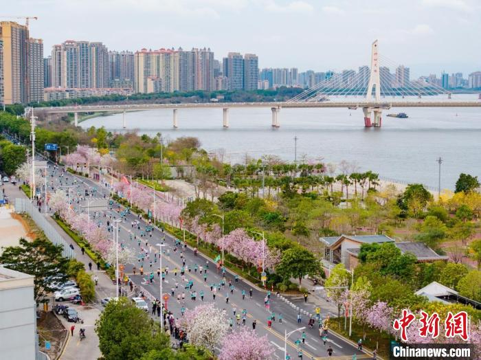 清远马拉松赛创纪录 肯尼亚选手夺魁 文化表演助