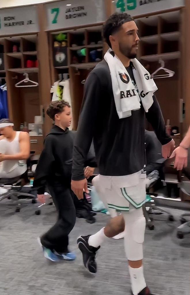 凯尔特人狂胜76人24分双探花爆发率队横扫