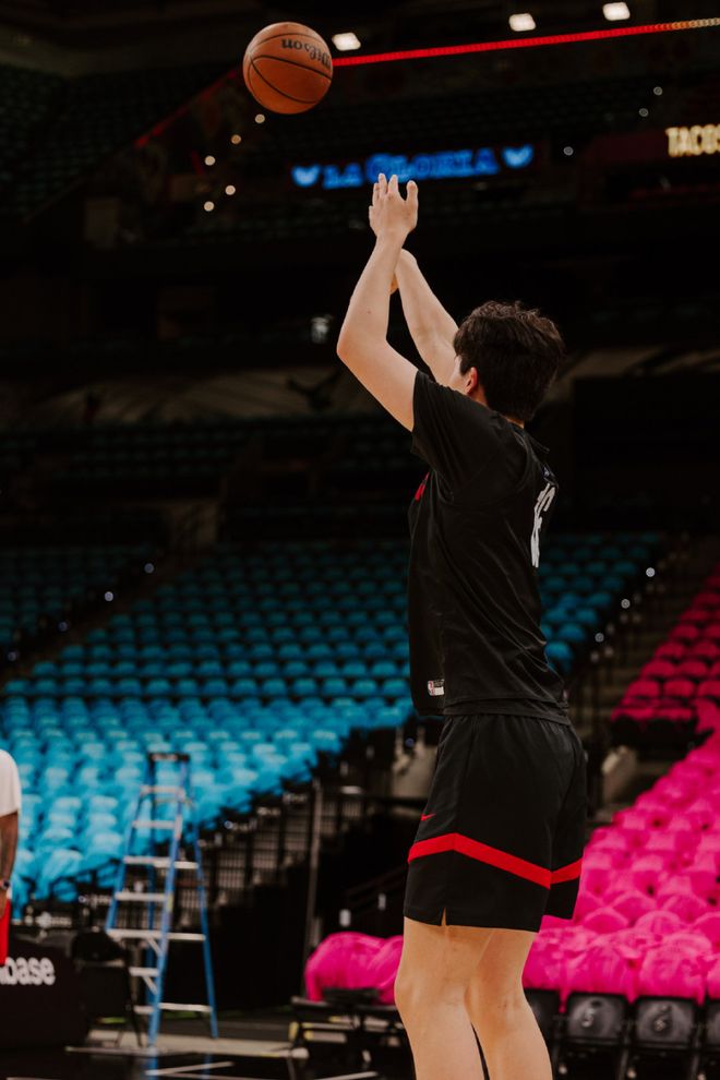 杨瀚森季后赛或获登场机会 教练称其进步显著