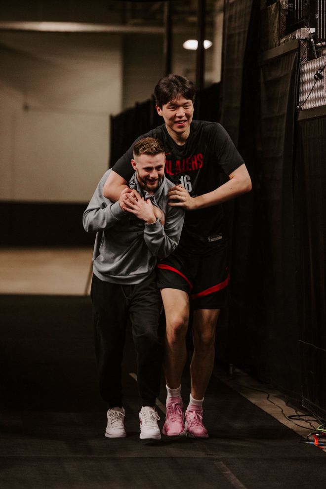 杨瀚森季后赛或获登场机会 教练称其进步显著