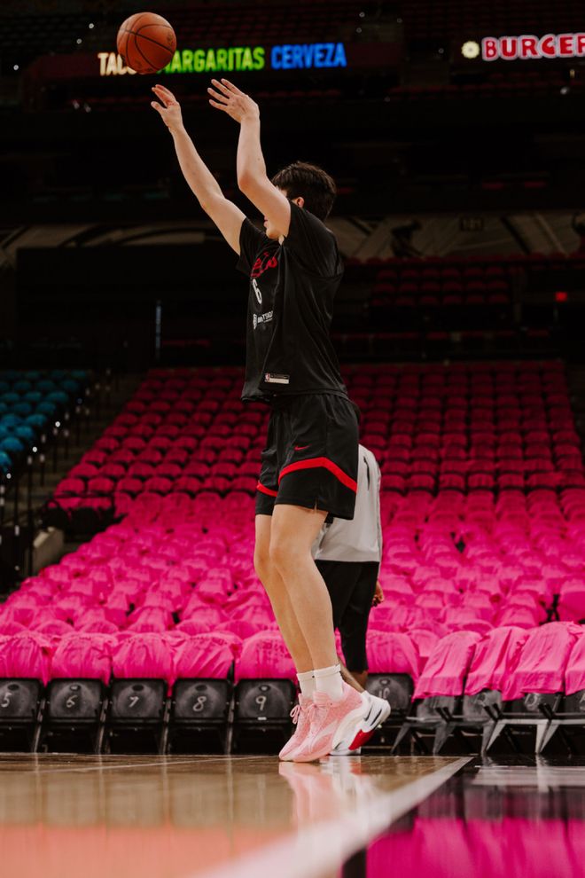 杨瀚森季后赛或获登场机会 教练称其进步显著